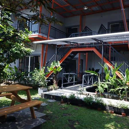 Ndalem Sorogenen Guesthouse Γιογκιακάρτα Εξωτερικό φωτογραφία