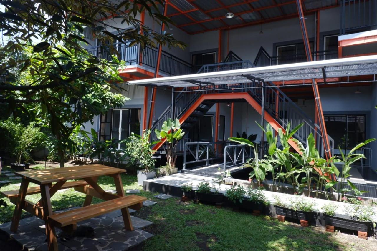 Ndalem Sorogenen Guesthouse Γιογκιακάρτα Εξωτερικό φωτογραφία